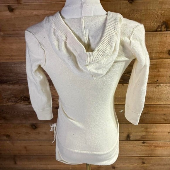 Y2K Women's Cream Abercrombie & Fitch sweater with elk embroidery - Picture 3 of 7